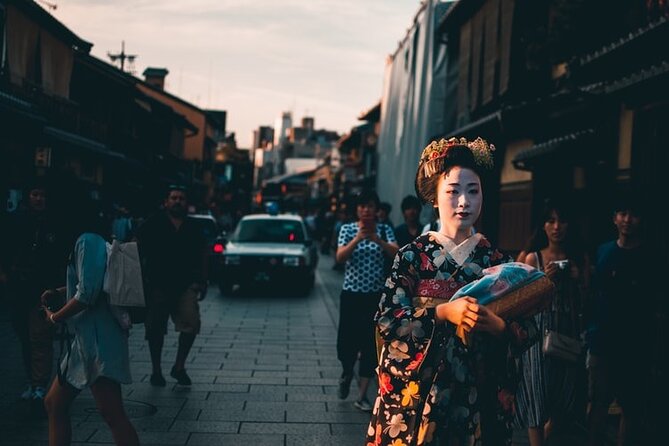 Kyoto Gion Geisha District Walking Tour - The Stories of Geisha - Starting near Shijo and the Izumo-no-Okuni statue