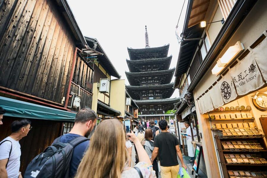 Kyoto: Gion Hidden Gems & Geisha Culture Tour - Ninenzaka and Hōkan-ji’s famous pagoda