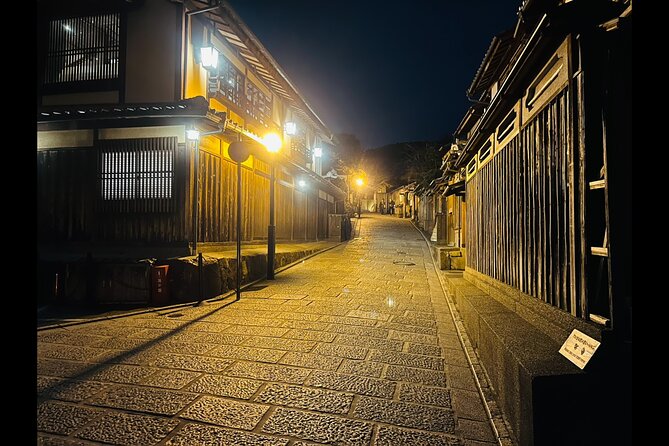 Kyoto: Gion Magical Night Walking Tour - What the guides add to the walk