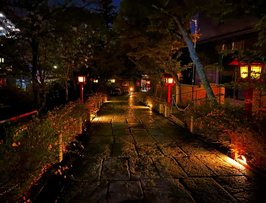 Kyoto: Gion Magical Night Walking Tour with Geisha Trivia - Is $24 a fair price?