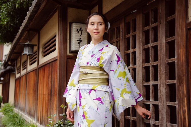 Kyoto Gion Photoshoot - Private Session | Pro Photographer - Choosing clothes, including a kimono