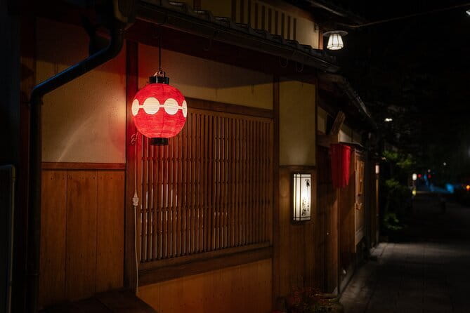 Kyoto: Gion & Pontocho Food Tour with 13 Dishes - Meeting at FamilyMart Gion