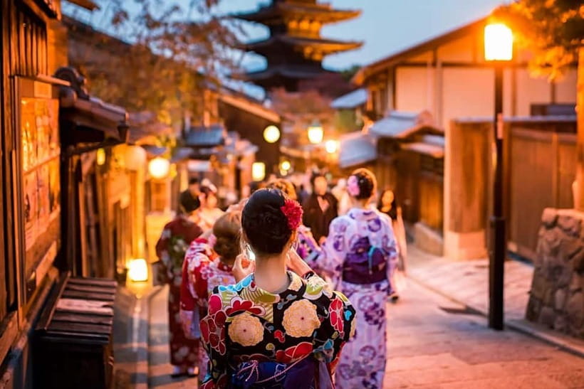 Kyoto: Gion Sunset Walking Tour with Local Guide - Hanamikoji Street and the old back lanes