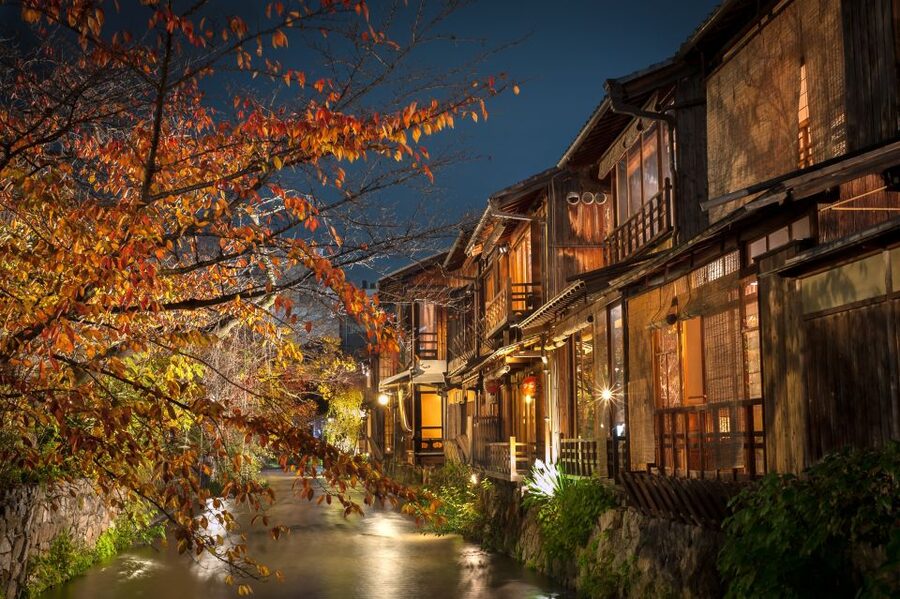 Kyoto: Gion Sunset Walking Tour with Local Guide - The chance to see geiko or maiko