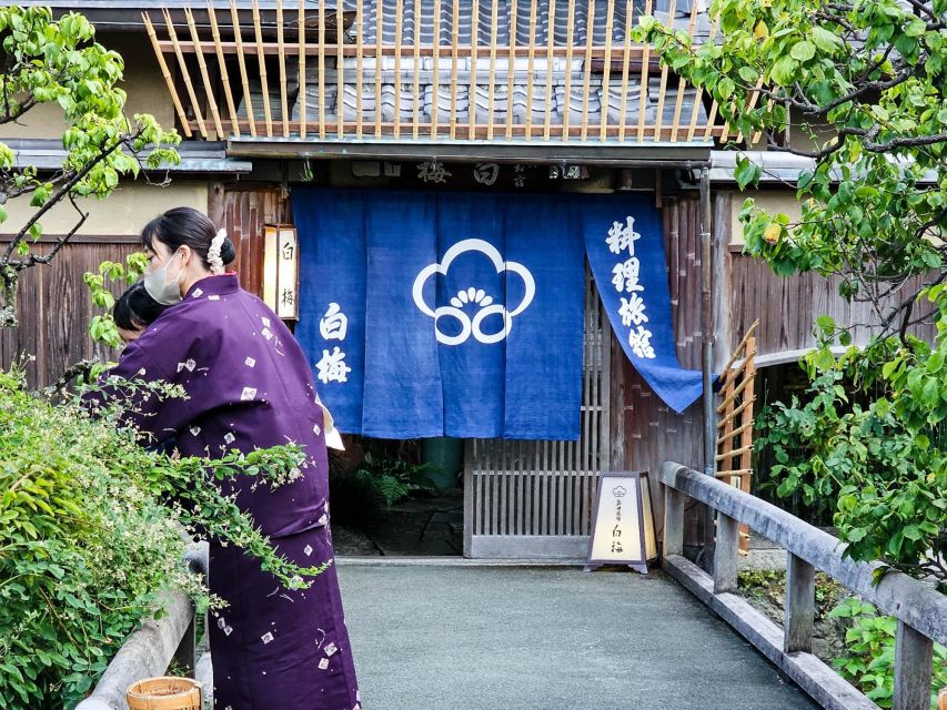 Kyoto: Gion Sunset Walking Tour with Local Guide - The snack stop and local flavor