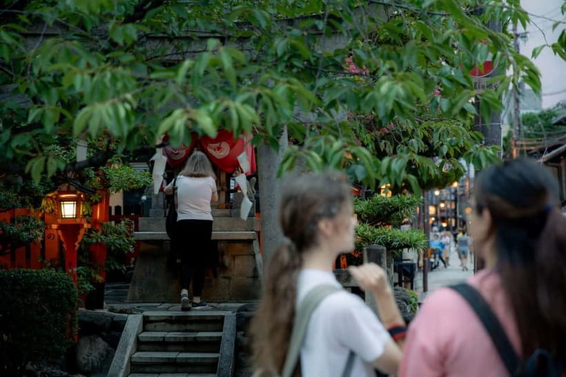Kyoto: Gion World of the Geisha Guided Walking Tour - Group size, timing, and walking demands