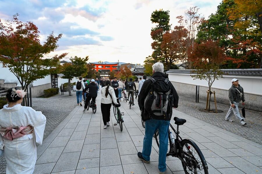 Kyoto: Half-day Guided Bike Tour with Fushimi Inari - Toji Temple, Kyoto’s first major stop