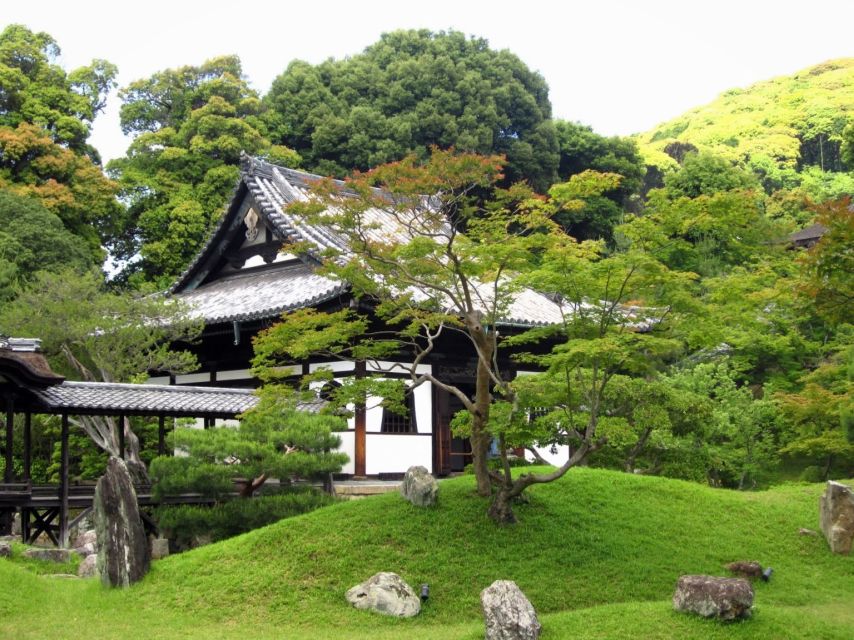 Kyoto: Historic Higashiyama Walking Tour - The train to Gion and a change of mood