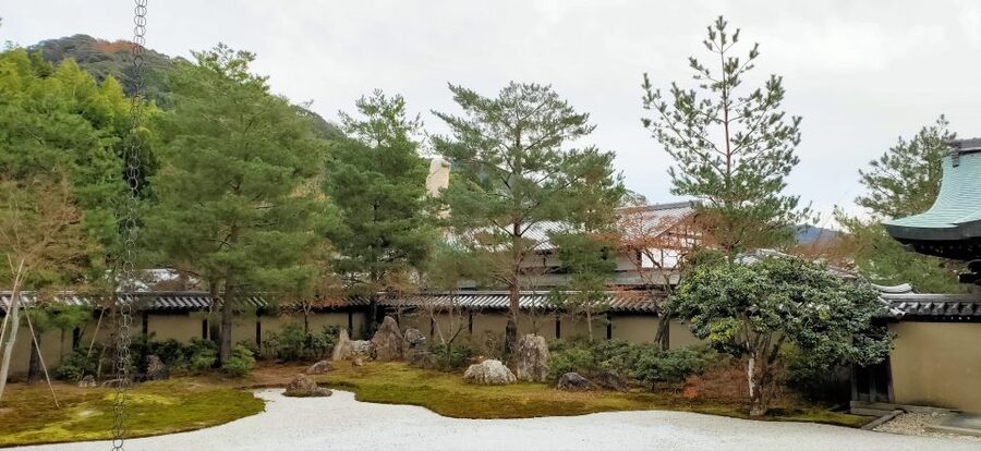 Kyoto: Historic Higashiyama Walking Tour - Sannenzaka, snacks, and the walk uphill