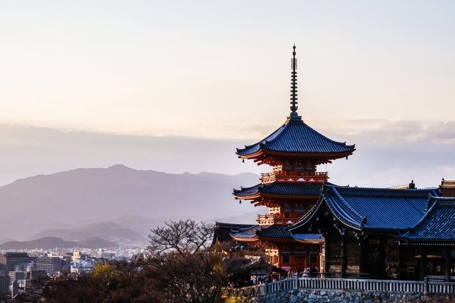 Kyoto: Historic Higashiyama Walking Tour - Meeting at JR Inari Station