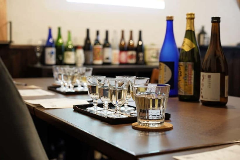 Kyoto: Insider Sake Experience with 7 Tastings and Snacks - Hot, cold, and the practical side of ordering