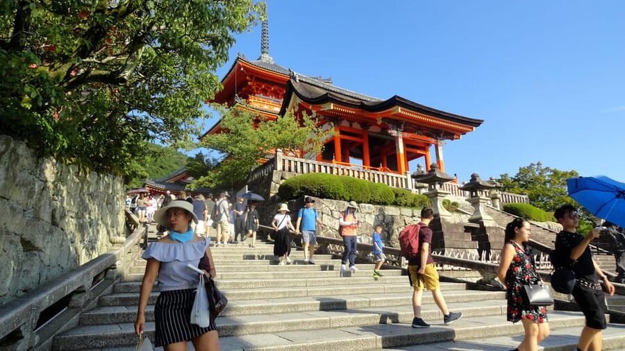 Kyoto: Kiyomizudera, Higashiyama and Yasaka Discovery Tour - Yasaka Shrine and Shinto Traditions