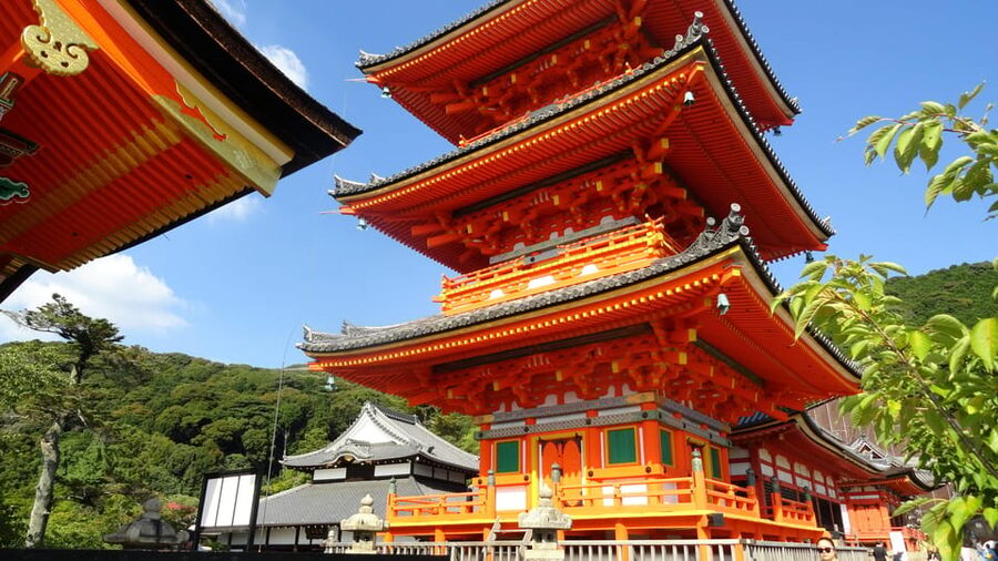 Kyoto: Kiyomizudera, Higashiyama and Yasaka Discovery Tour - How the Guides Shape the Experience
