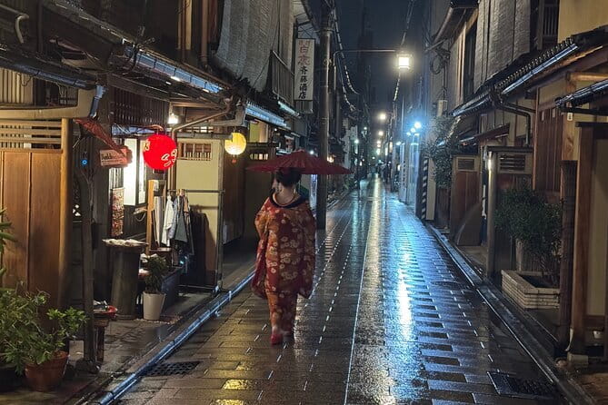 Kyoto Magical Night English Tour: Gion & Fushimi Inari Shrine - One hour beneath the torii at Fushimi Inari