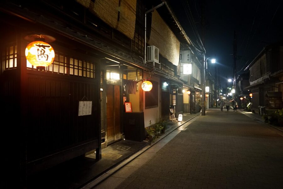 Kyoto: Maiko Dinner in Traditional Restaurant and Tour - The group photo and the question of respectful contact