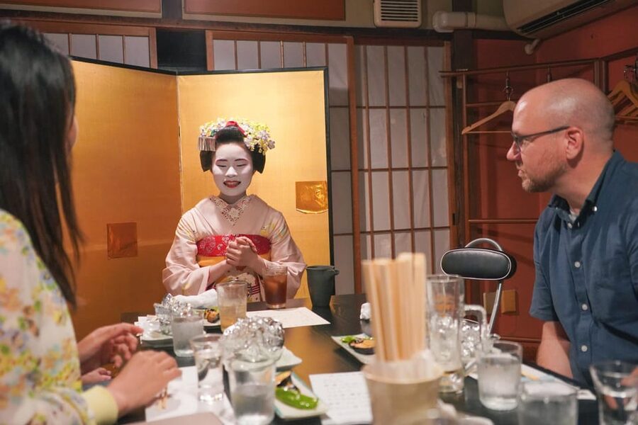 Kyoto: Maiko Dinner in Traditional Restaurant and Tour - Small details that can make the night better
