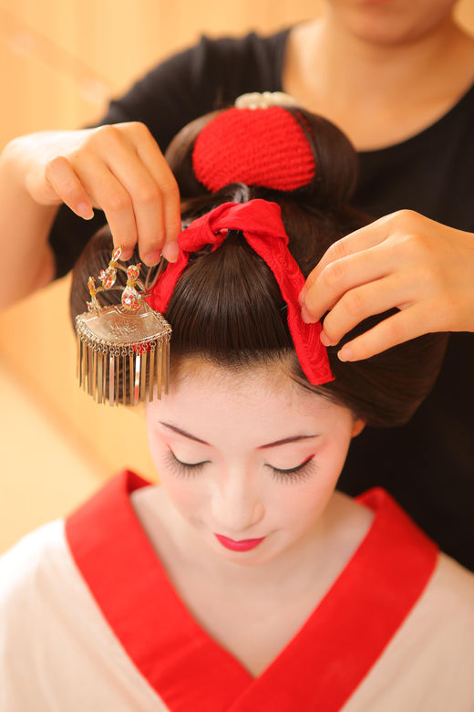 Kyoto: Maiko Makeover and Photoshoot Experience - Arriving near Kiyomizu-michi