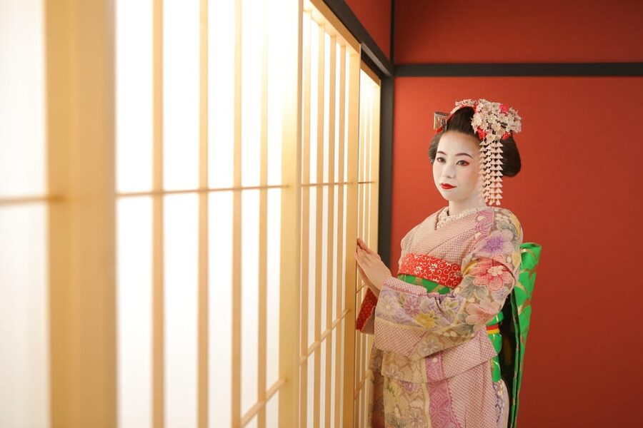 Kyoto: Maiko Makeover and Photoshoot Experience - Kimono dressing and the practical side of looking elegant