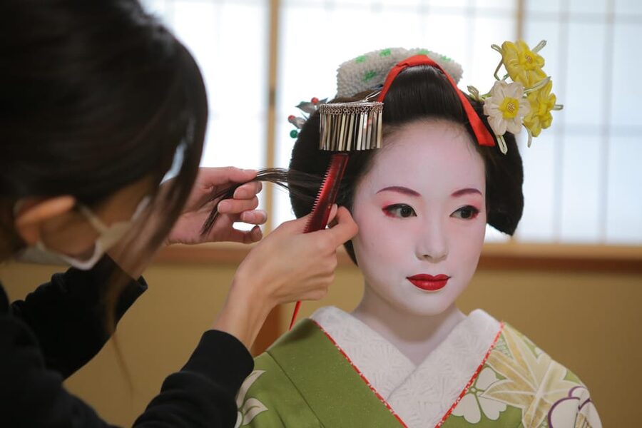 Kyoto: Maiko Makeover and Photoshoot Experience - The Japanese-room portrait session