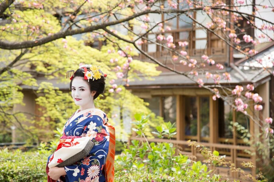 Kyoto: Maiko Makeover and Photoshoot Experience - Adding a 30-minute or 60-minute stroll