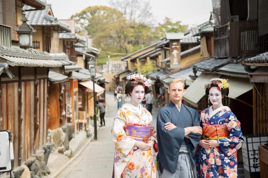 Kyoto: Maiko Makeover and Photoshoot Experience - What the $140 price really buys