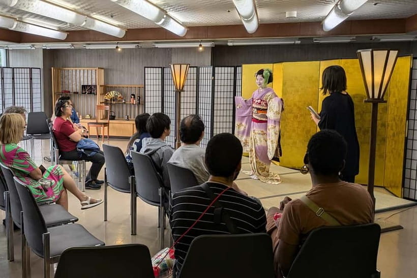 Kyoto: Meet-and-Greet, Maiko Show and Experience - The opening introduction and entrance