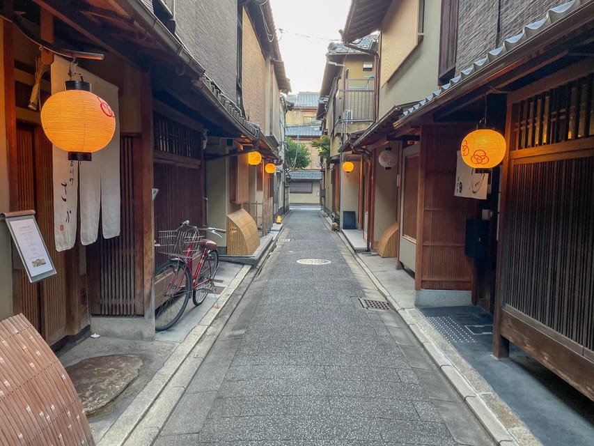 Kyoto: Meet the Geisha Maiko with Gion Walking Tour - How the guides affect the experience