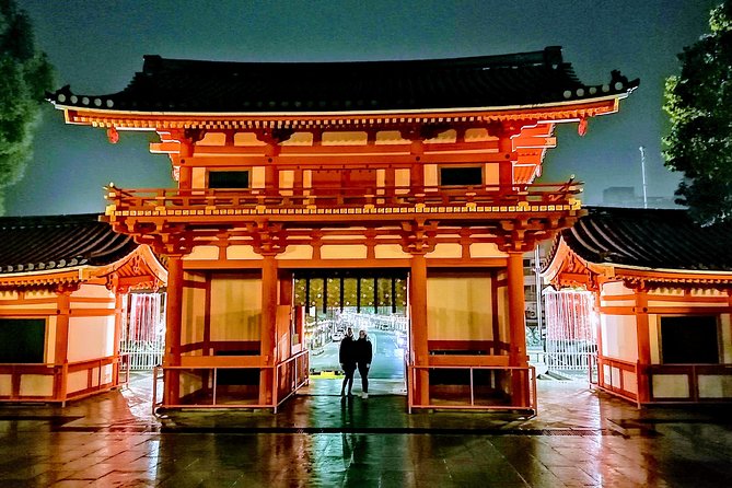 Kyoto night walk tour (Gion district) - Yasaka Shrine: a useful first stop