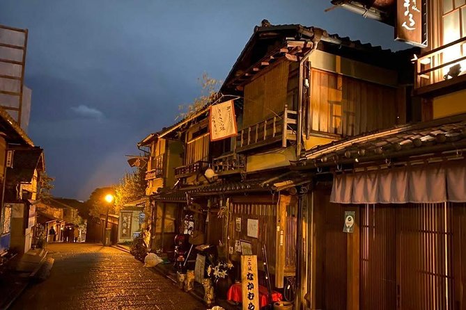 Kyoto night walk tour (Gion district) - Yasakanoto and the best photo stop