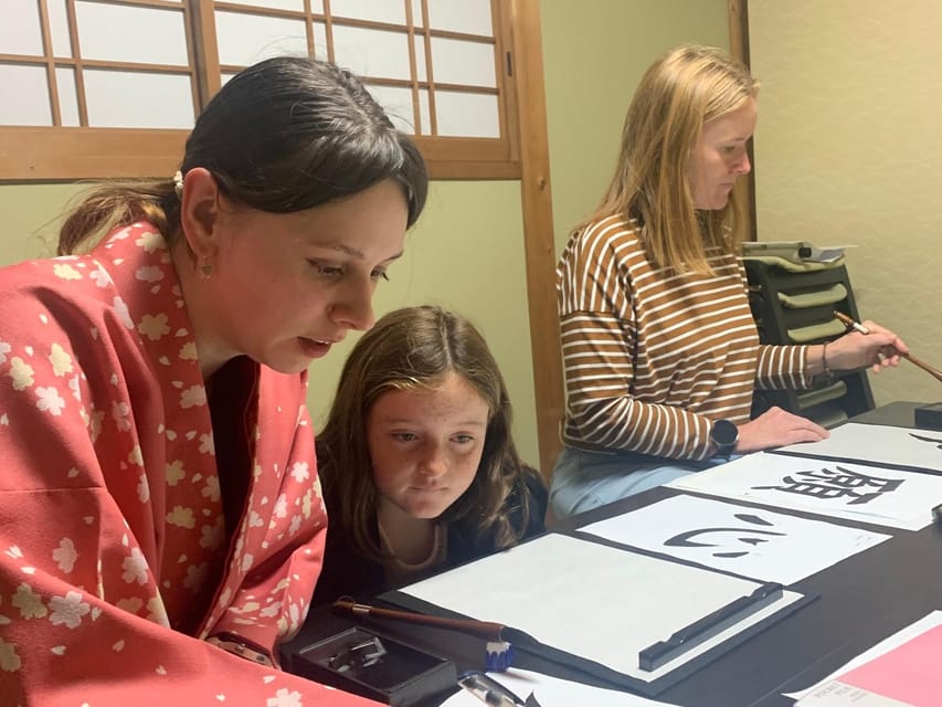 Kyoto Ninenzaka : Japanese Calligraphy Class in Townhouse - What to wear and what to leave behind