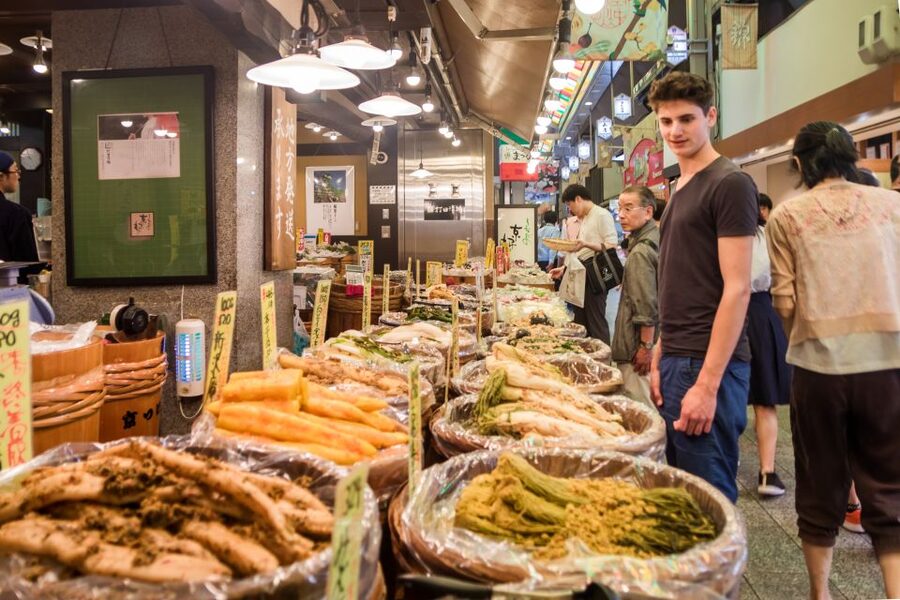 Kyoto: Nishiki Market Food Tour - Meeting your guide near Kawaramachi