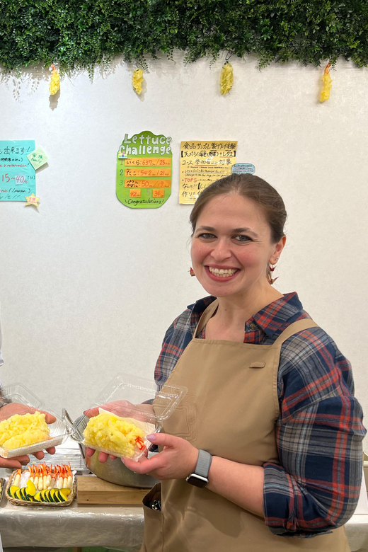 Kyoto: Replica food making experience - Finding the workshop near the giant crab sign