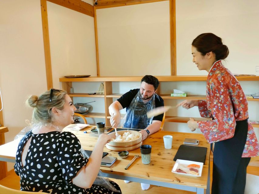 Kyoto: Small-Group Authentic Sushi Making Workshop - Rolling maki and trying gunkan sushi