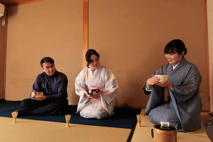 Kyoto: Tea Ceremony Experience - Whisking your own bowl