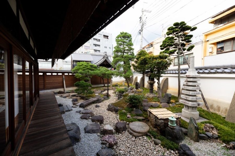 Kyoto: Tea Ceremony Ju-An at Jotokuji Temple - Removing your shoes at the Grand Tearoom