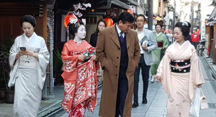 Kyoto: The Geisha Districts of Kyoto Walking Tour - Guides, group size, and the quality of explanation