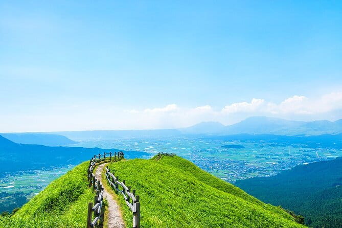 Kyushu: Aso Vocano, Grassland,Onsen and Aso shrine 1-Day Tour - Standing near Nakadake Crater