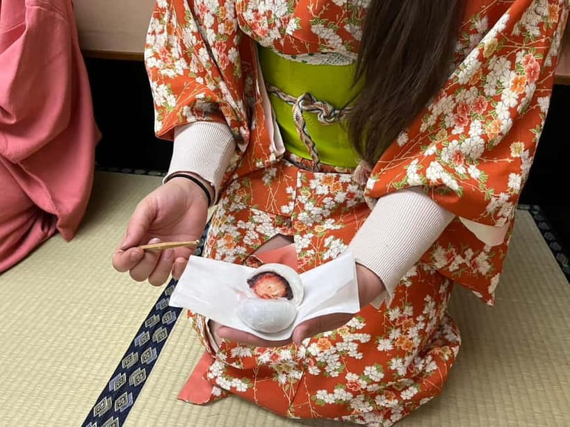 Learn Zen in a class of making Matcha tea near Osaka Castle - Kimono photographs without losing the experience