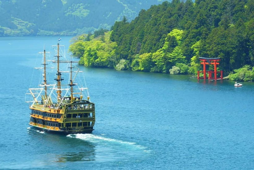 Mt Fuji Hakone/Enoshima Tour:Optional Ropeway/Lake Ashi Boat - Hakone Shrine and the red torii on Lake Ashi