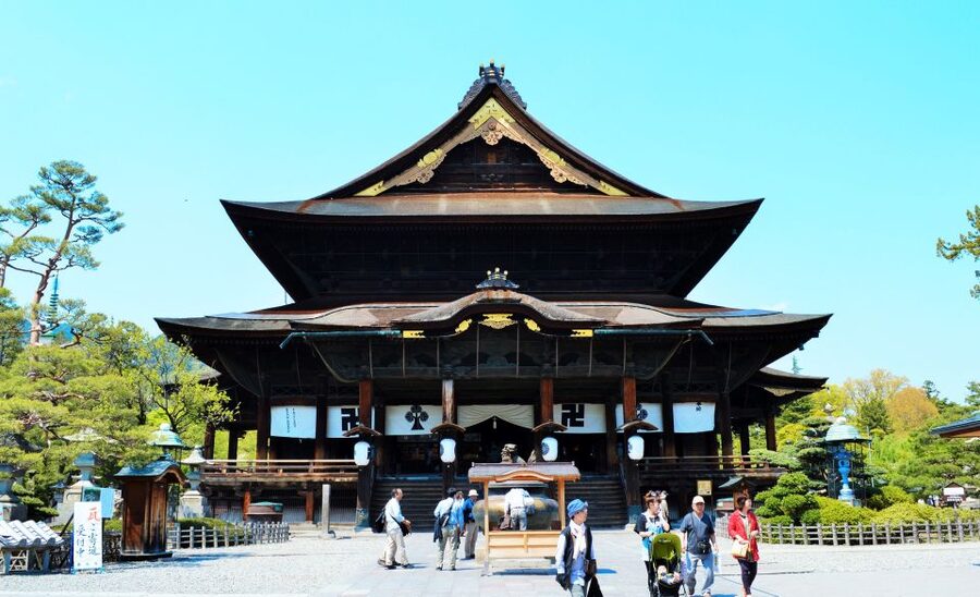 Nagano: Snow Monkeys, Zenkoji Temple & Sake Day Trip - Starting from Nagano Station or Hakuba