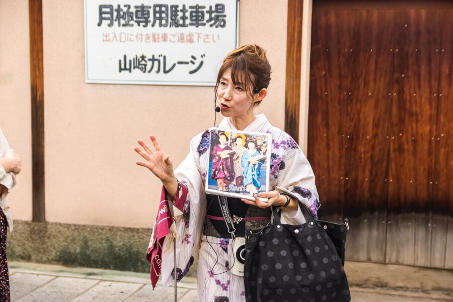 Night Walk in Gion: Kyoto's Geisha District - Why Gion is best understood after sunset