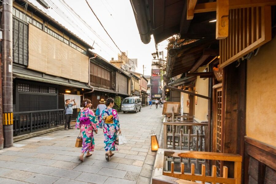 Night Walk in Gion: Kyoto's Geisha District - Along the stream and classic Gion lanes