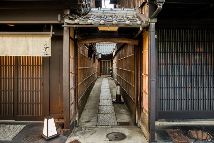 Night Walk in Gion: Kyoto's Geisha District - The chance to see geiko or maiko in Gion