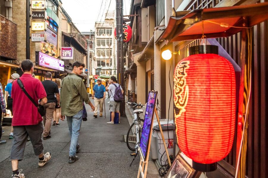Night Walk in Gion: Kyoto's Geisha District - A respectful tour in a crowded part of Kyoto