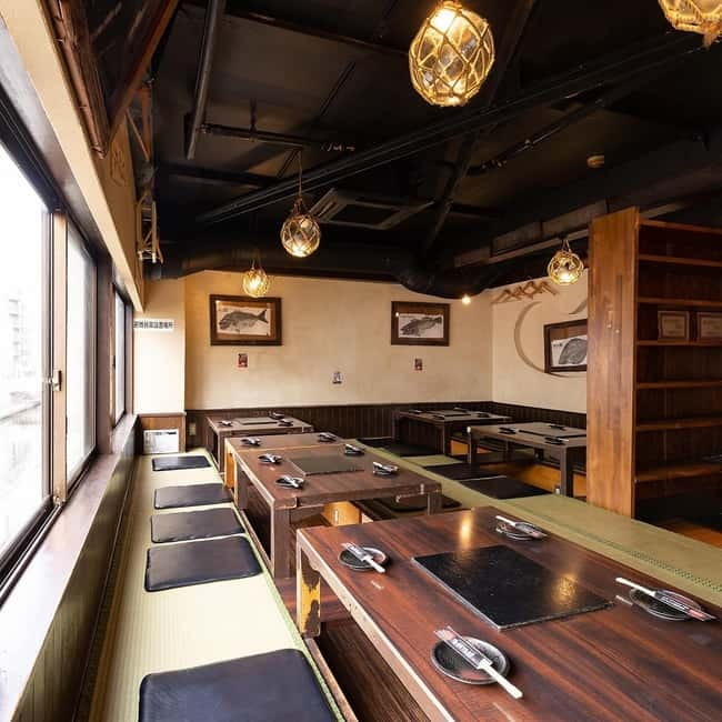 Osaka Dotonbori: Hand Roll Sushi Experience - A calm sushi lesson above Dotonbori