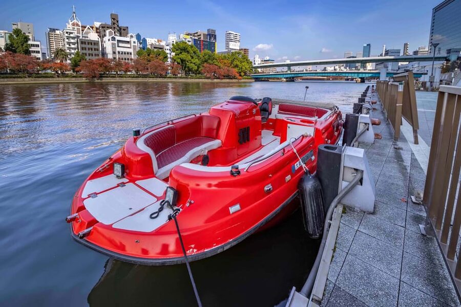Osaka: Dotonbori's Bridges 20-Minute Cruise - Weather, seating, and comfort on the boat