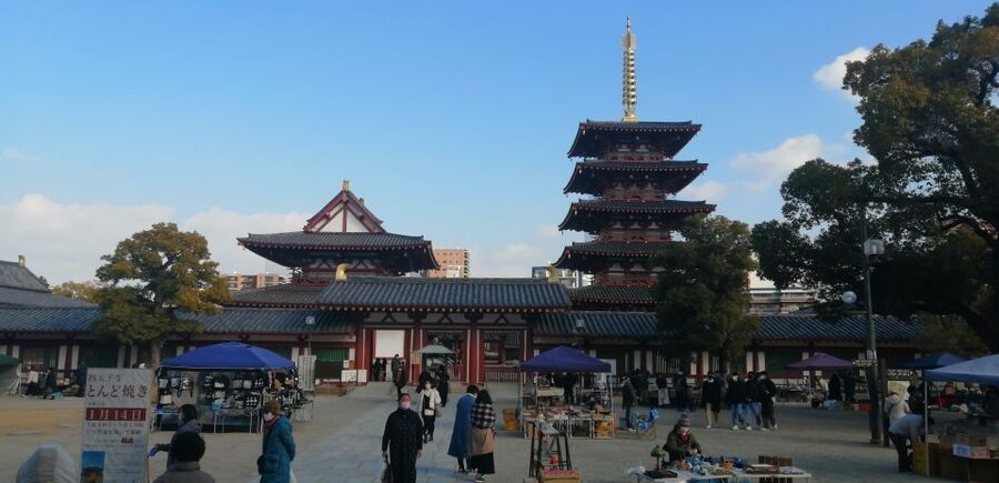 Osaka: Five Must-See Highlights Walking Tour & Ramen Lunch - Riding the Osaka Metro without the usual fuss