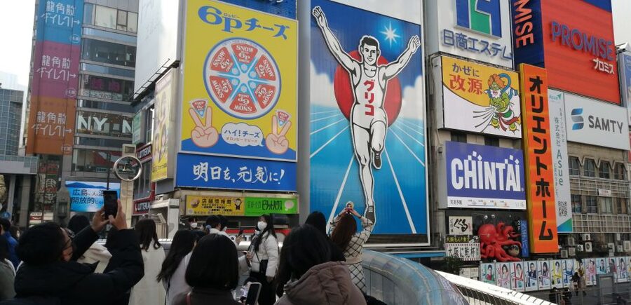 Osaka: Five Must-See Highlights Walking Tour & Ramen Lunch - Kuromon Market: food advice with a local guide