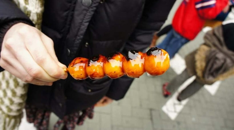 Osaka: Food Tour Kuromon Market & Dotonbori with Guide - Three-color dango at Mitoya