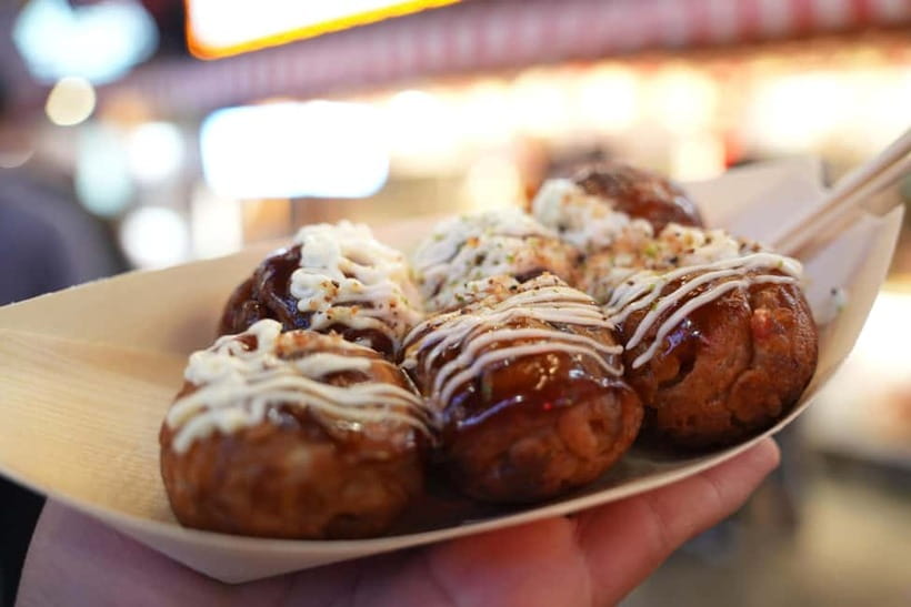 Osaka: Food Tour Kuromon Market & Dotonbori with Guide - The guides and the style of insight